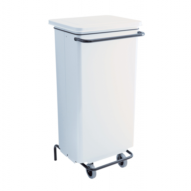 Contenitori mobili a pedale con struttura e coperchio in metallo verniciato bianco con polvere epossidica. Frontale asportabile per facilitare il ricambio del sacco. Ampio pedale per utilizzo conforme a HACCP. Ruote in gomma Ø 95mm. L48 x P42 x H96,5cm. S