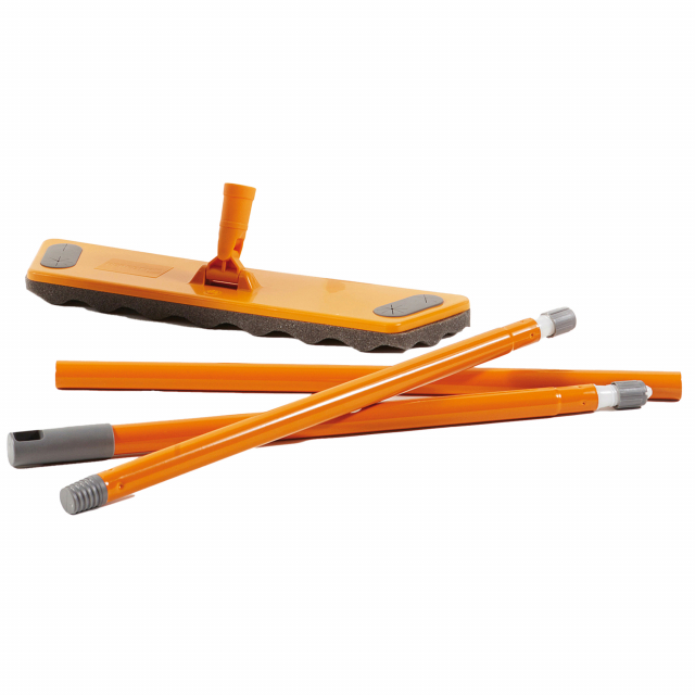 Scopa pulipolvere con manico da cm. 130 in 3 parti telescopico + 20 retine catturapolvere gialle di ricambio monouso cm. 45x22. 
Scopa ideale per tutti i tipi di pavimento. Cattura e rimuove ogni traccia di polvere, residui, micropolvere, capelli e pelucc