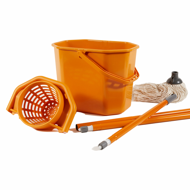 kit pavimenti composto da secchio con strizzatore secchiostrizza 12Lt + mop cotone gr. 240 e manico in 3 pezzi da 130cm.