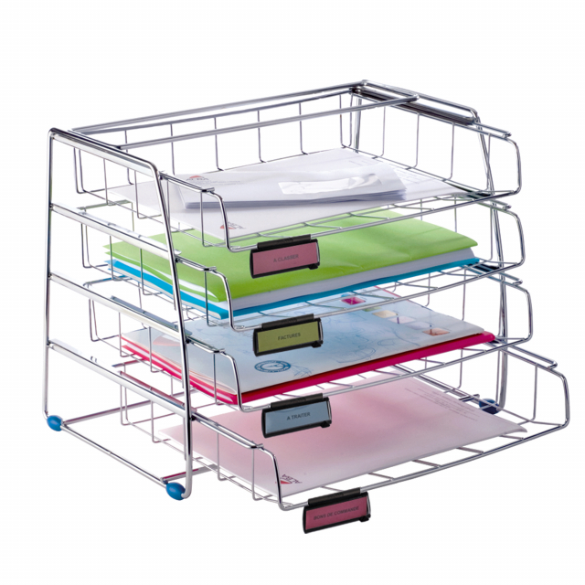 Set di 4 vaschette portacorrispondenza scorrevoli realizzate in robusta struttura in filo di metallo cromato e portaetichette in plastica per la personalizzazione del contenuto. Adatta a contenere documenti fino al formato 24x32cm. Ogni vaschetta ha capac