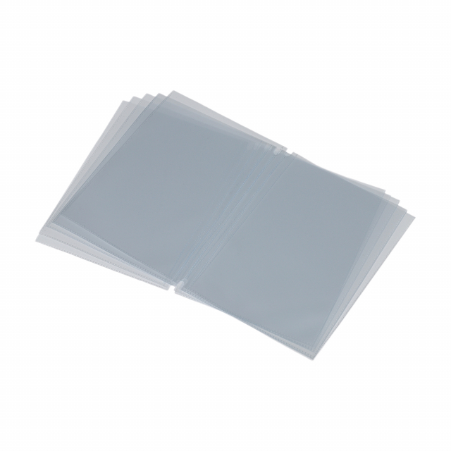 Inserto doppio in plastica cristallo con 2 tasche per contenere 4 fogli. Necessario per aggiungere pagine al menu nel formato A5. I porta menù possono contenere fino a 10 inserti doppi per un totale di 40 facciate. Inserto compatibile con i porta menù Tre