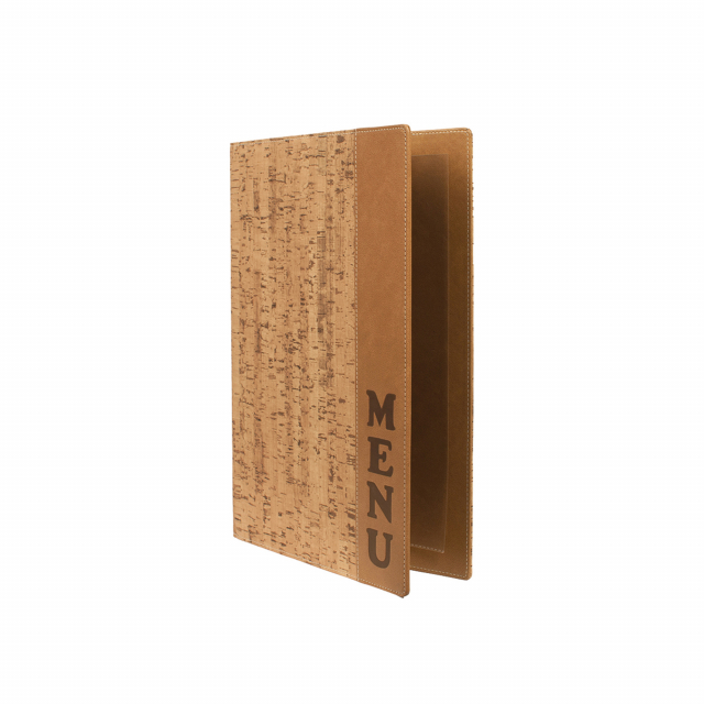 Porta menù in sughero dal design sofisticato, flessibile, pregiato, resistente e facile da pulire. Comprende 1 inserto doppio interno (per 4 fogli) in plastica trasparente, trattenuto da un elastico sul dorso. La linea comprende anche la carta dei vini. P