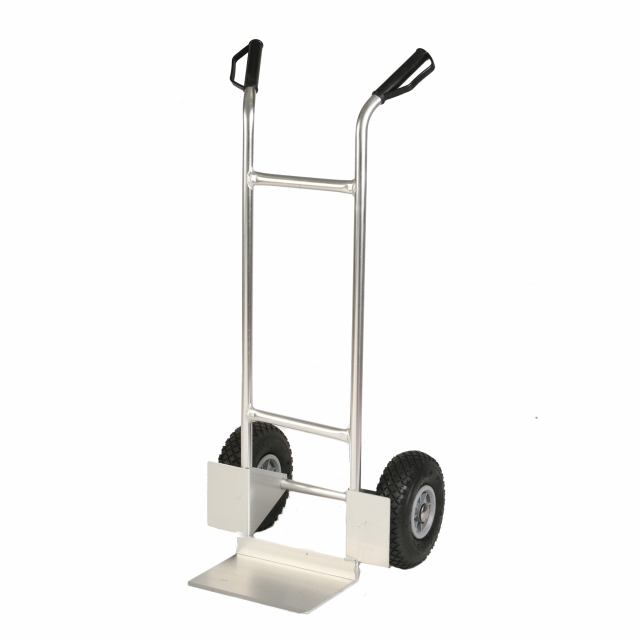 Carrello in alluminio con doppio manico molto maneggevole, leggerissimo ma solido. Utile per il trasporto di scatole, casse e bagagli. Dotato di ruote pneumatiche, cm 26 X 8,5. Misura cm 47 x 47 x H120. Portata max Kg 150.