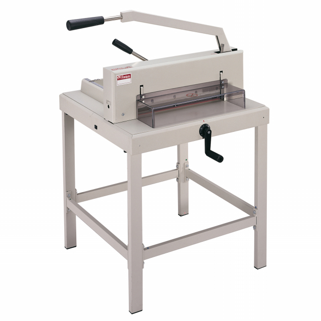 Tagliarisme manuale professionale.
Tipologia di taglierina: leva
Luce di taglio: fino a 430mm
Spessore di taglio: 55mm
Max nr. di fogli tagliabili: 500fg
Taglio minimo: 35mm
Profondità piano: 405mm
Sistema di bloccaggio fogli: si
Piano di lavoro: 680x680