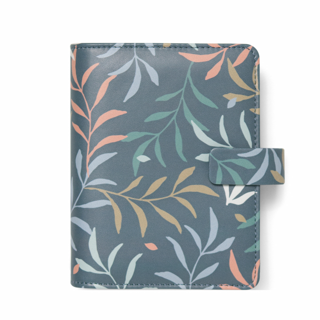Organiser della nuova collezione Botanical di design accativante ed interni fantasia, ispirato ai colori della natura. Copertina liscia a motivi Botanical, chiusura con cinturino. Dotato di anello portapenna e tasche interne. Contiene agenda settimanale s