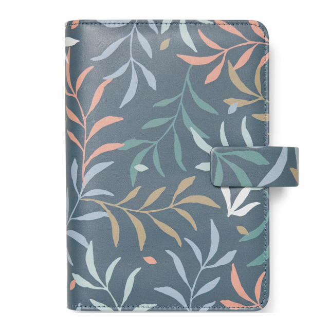 Organiser della nuova collezione Botanical di design accativante ed interni fantasia, ispirato ai colori della natura. Copertina liscia a motivi Botanical, chiusura con cinturino. Dotato di anello portapenna e tasche interne. Contiene agenda settimanale s
