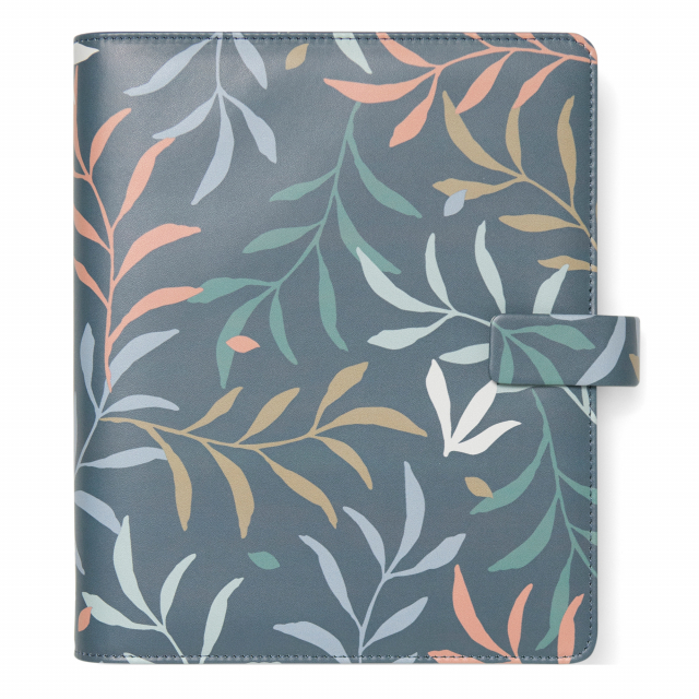 Organiser della nuova collezione Botanical di design accativante ed interni fantasia, ispirato ai colori della natura. Copertina liscia a motivi Botanical, chiusura con cinturino. Dotato di anello portapenna e tasche interne. Contiene agenda settimanale s