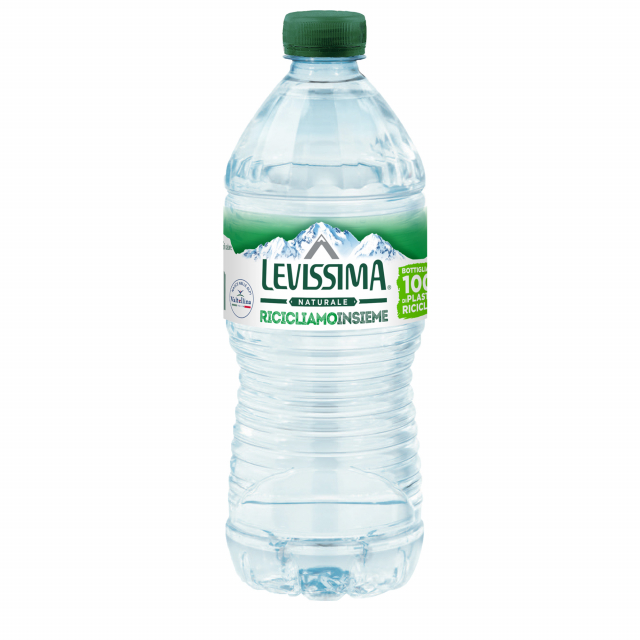 Acqua naturale proveniente dalle sorgenti cristalline alle pendici delle montagne sovrastate dai ghiacciai. Acqua fredda, pura e leggera in bottiglietta realizzata con 30% di plastica di origine vegetale, riciclabile al 100%. Leggera, infrangibile, comoda