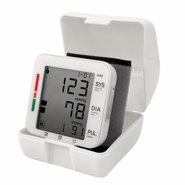 Apparecchio per l’automisurazione della pressione arteriosa. Digitale automatico – da polso. CE0123 Conforme alle normative europee - Conformità alla direttiva 93/42/CEE.
SPECIFICHE :
• Metodo di misurazione: oscillometrico
• Intervallo di misurazione: p