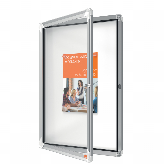 Ad anta battente. Nuovo design con robusta cornice in alluminio e vetro di sicurezza di 4mm. Fondo in acciaio bianco magnetico per uso con magnetini o scrivibile con pennarelli a secco. Fissaggio semplice effettuabile da una sola persona. Serratura con 2 