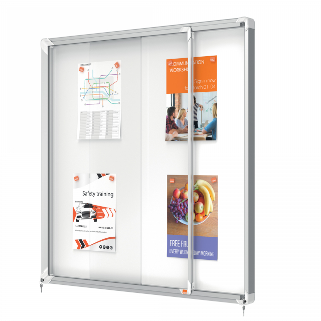 Ad ante scorrevoli. Nuovo design con robusta cornice in alluminio e vetro di sicurezza di 4mm. fondo fondo in acciaio bianco magnetico per uso con magnetini o scrivibile con pennarelli a secco. Fissaggio semplice effettuabile da una sola persona. Chiusura