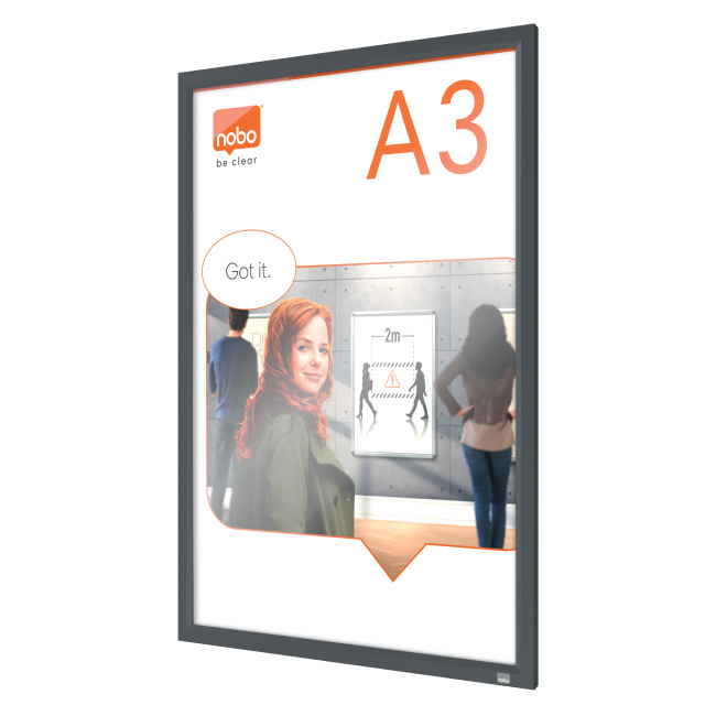 Questa soluzione per la segnaletica, stabile e sicura, ha un pannello posteriore che si attacca saldamente al muro con montaggio ad angolo e ti permette di sostituire il contenuto senza rimuovere la cornice dal muro.