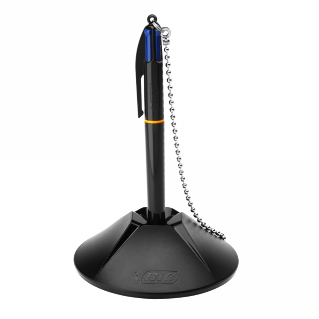 Porta penne con inchiostro blu, fino a 8km di scrittura. Ideale in uffici aperti al pubblico perchè non necessita di continue ricariche. Certificazione NF Ecolabel. Catenella in cromo da 58cm. Base stabile da 229gr dotata di 2 cuscinetti adesivi per un so