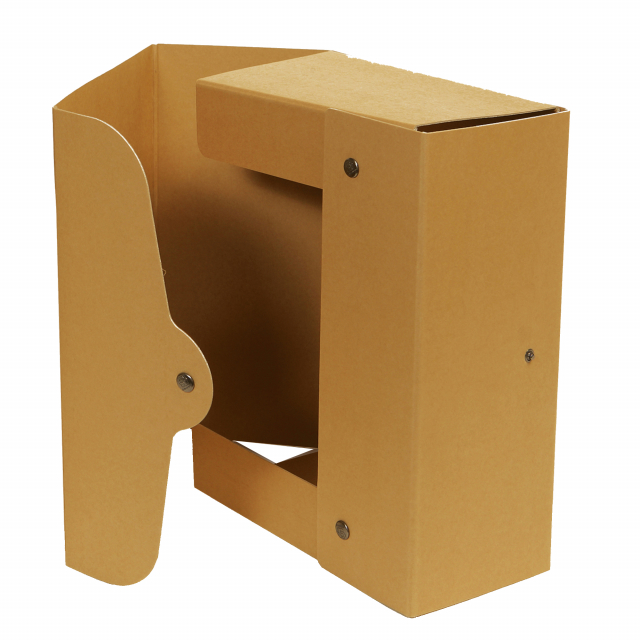 Scatola progetto STARLINE in robusto cartone ecologico riciclatodi colore avana da 1,3mm. Chiusura interna ed esterna con bottoni a pressione. Completa di etchetta adesiva per la personalizzazione del contenuto. Formato utile 25x35cm.
Caratteristiche di