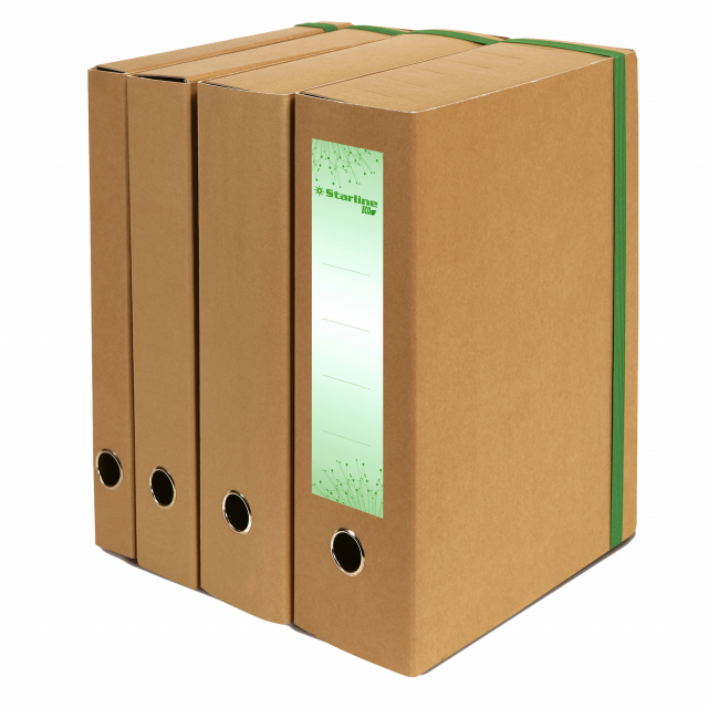Scatola progetto STARLINE in robusto cartone ecologico riciclato di colore avana da 1,8mm. Chiusura con elastico piatto da 20mm ed anello nichelato sul dorso per facilitare l’estrazione. Completa di etchetta adesiva per la personalizzazione del contenuto.