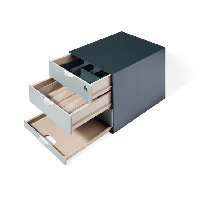 Set composto da box + 2 organizer (da tavolo e da cassetto). Dimensione del box: H28,9 x L27,9 x P35,4cm. Stazione porta capsule e accessori dal design ricercato e moderno, perfetta per essere collocata in qualsiasi ambiente. Dotata di 4 cassetti nell’ele