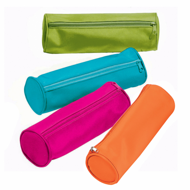 Astuccio con cerniera colorata in nylon resistente e leggermente satinato con bordo rinforzato. L'interno è foderato per una maggiore resistenza allo strappo. Colori assortiti: arancione, viola, verde chiaro, azzurro e rosa.