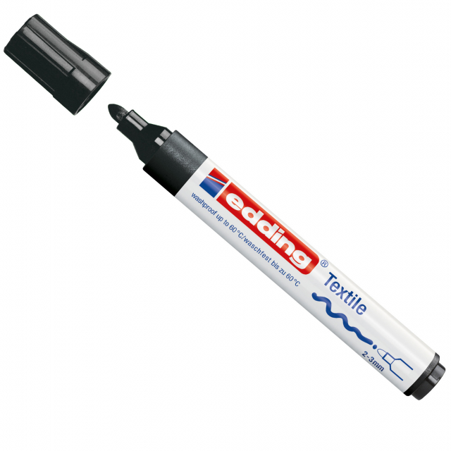 Marcatore con inchiostro pigmentato a base dÆacqua inodore. Resistente alla luce e al lavaggio fino a 60gradi. Utilizzabile su tessuti privi di appretti. Una volta fissati, resistono a lavaggi fino a 60¦. Punta conica da 2-3mm. Cappuccio ventilato (confor