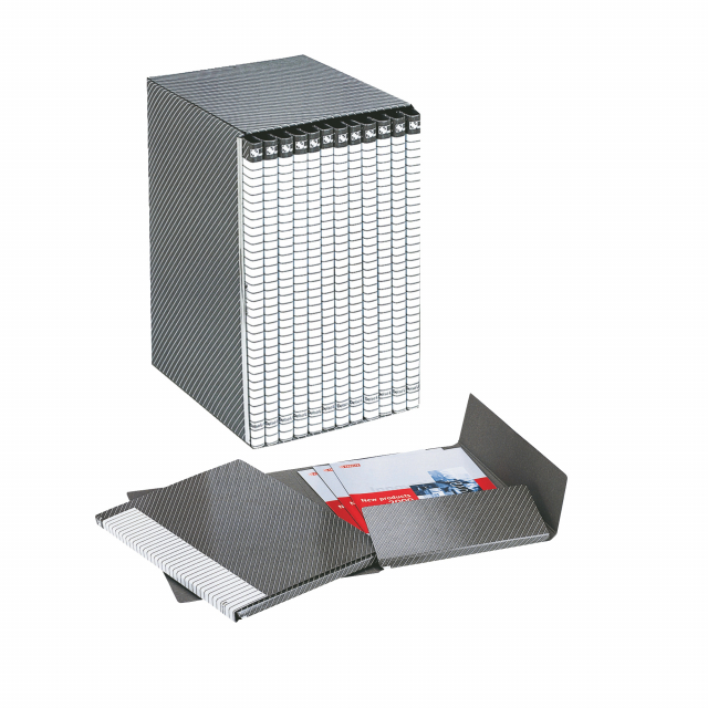 Gruppo Delso Line composto da 12 cartelle a 2 lembi (dorso 1,5 cm; dimensioni 25x32 cm) raggruppate in un'unica custodia e realizzate in robusto fibrone da 1,2 mm stampato e plastificato. La custodia, in fibrone da 0,9 mm stampato, è dotata di bande later