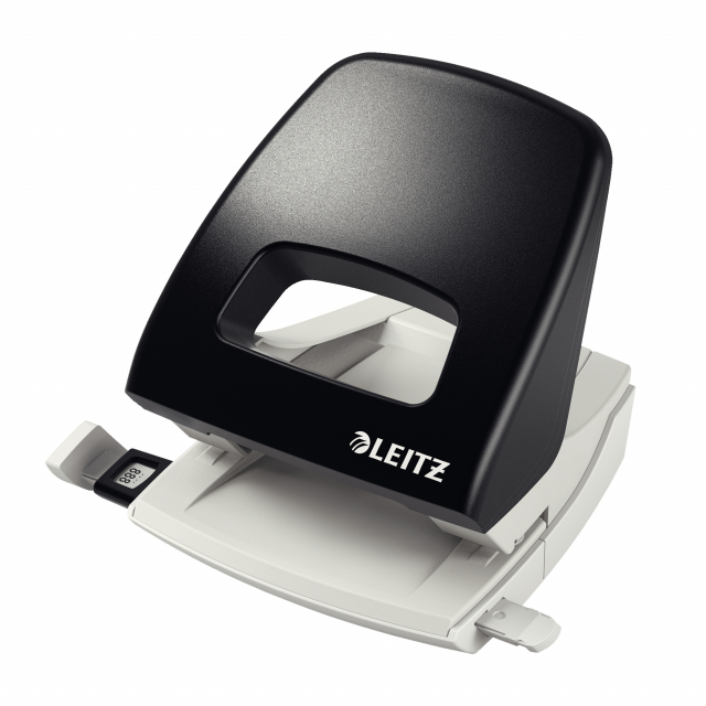 A 2 fori passo 8cm con guida regolabile. Struttura in plastica con rinforzi in metallo e base in plastica antiscivolo. Dotato di sistema a frizione ridotta, meccanismo ‘Push&Pull’ e nuova guida di arresto. Design ergonomico per agevolare la presa. Foro da