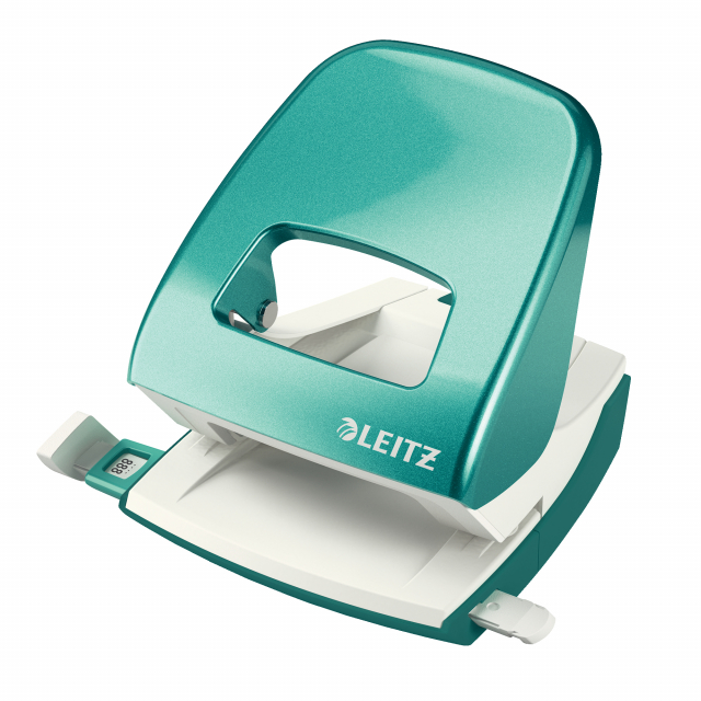 Perforatore a 2 fori passo 8cm con guida regolabile. Struttura in metallo colorato pendant con la base in plastica antiscivolo. Dotato di sistema a frizione ridotta, meccanismo ‘Push&Pull’ e nuova guida di arresto. Design ergonomico per agevolare la presa