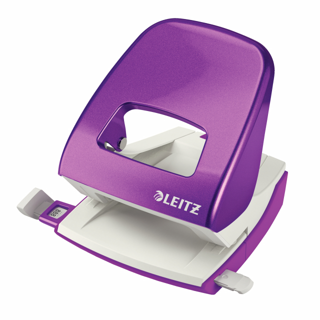 Perforatore a 2 fori passo 8cm con guida regolabile. Struttura in metallo colorato pendant con la base in plastica antiscivolo. Dotato di sistema a frizione ridotta, meccanismo ‘Push&Pull’ e nuova guida di arresto. Design ergonomico per agevolare la presa