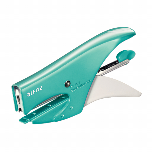Cucitrice costruita interamente in metallo, affidabile e durevole. Il suo design ergonomico permette una comoda presa. 
Capacità cucitura fino a 15 fogli di carta (80 gr/mq). 
Caricamento posteriore tradizionale di max 150 punti. 
Profondità di cucitura 4