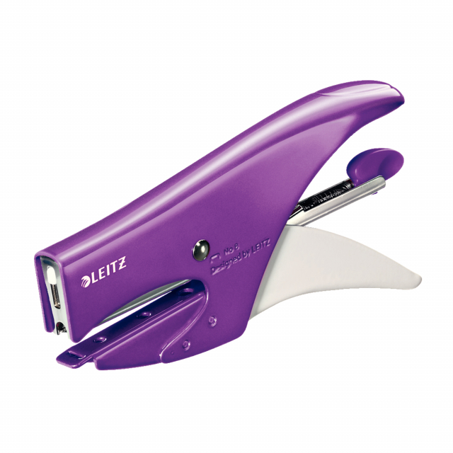 Cucitrice costruita interamente in metallo, affidabile e durevole. Il suo design ergonomico permette una comoda presa. 
Capacità cucitura fino a 15 fogli di carta (80 gr/mq). 
Caricamento posteriore tradizionale di max 150 punti. 
Profondità di cucitura 4