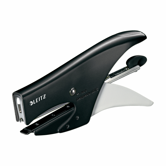 Cucitrice costruita interamente in metallo, affidabile e durevole. Il suo design ergonomico permette una comoda presa. 
Capacità cucitura fino a 15 fogli di carta (80 gr/mq). 
Caricamento posteriore tradizionale di max 150 punti. 
Profondità di cucitura 4