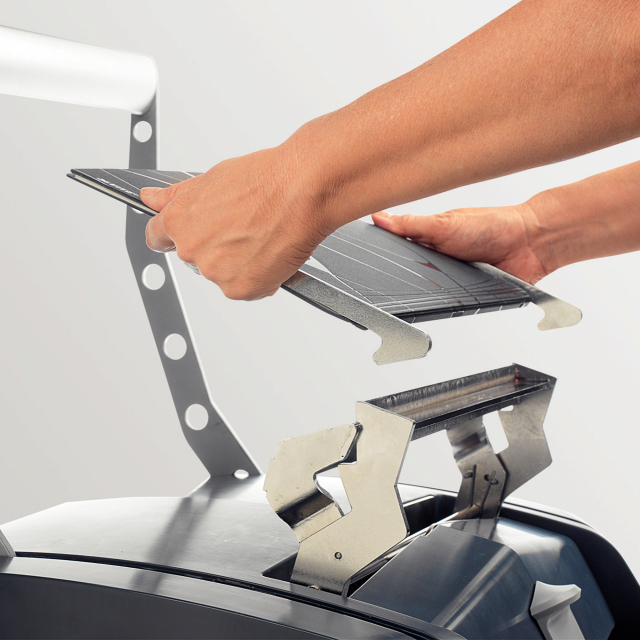 Il de-binder e' necessario per aprire le copertine rilegate e poter modificare il contenuto aggiungendo o rimuovendo le pagine. Le copertine possono essere aperte e richiuse fino ad un massimo di 3 volte. Dimensioni l321x h184x p 77mm.