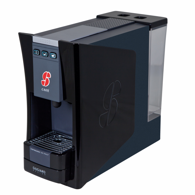 Macchina caffè S12. La macchina ha autospegnimento e altezza delle bevande regolabili, controllo elettronico della temperatura, illuminazione del bicchiere, predisposizione filtro in resina, espulsione automatica delle capsule e livello di pre-infusione p