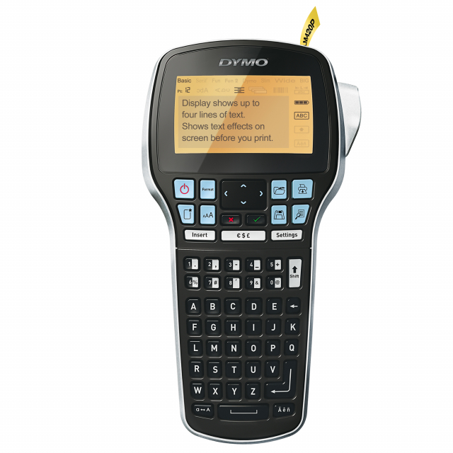 Stampante manuale con display ampio retroilluminato a 4 righe. 
8 caratteri e 10 stili di testo. Evidenziatura del teso o sottolineatura. Tasti di funzione speciale per l'accesso ai segni di punteggiatura, simboli di valuta e altri simboli particolari.
Me