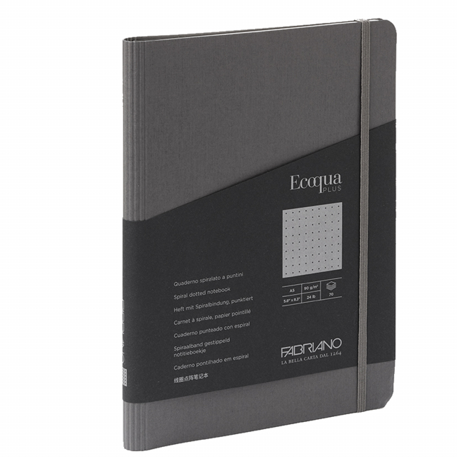 Elegante taccuino con rilegatura a spirale in argento opaco nascosta all'interno. Dotato di chiusura con elastico abbinato alla copertina. Rigido cartoncino sottoblocco che permette di scrivere facilmente fino all'ultima pagina. Copertina in cartoncino 64