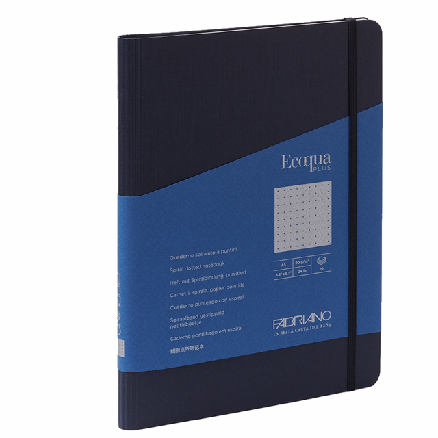 Elegante taccuino con rilegatura a spirale in argento opaco nascosta all'interno. Dotato di chiusura con elastico abbinato alla copertina. Rigido cartoncino sottoblocco che permette di scrivere facilmente fino all'ultima pagina. Copertina in cartoncino 64