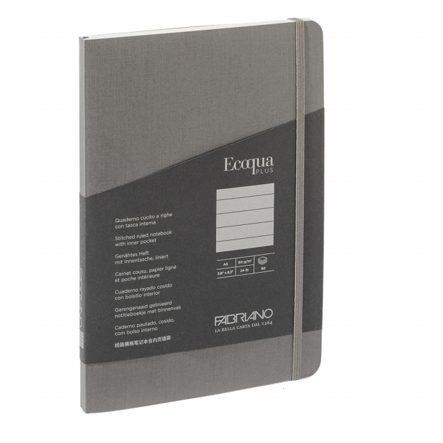 Elegante taccuino con rilegatura cucita a filorefe, apertura a 180°. Dotato di chiusura con elastico e segnalibro abbinato alla copertina. Tasca interna a soffietto in carta. Copertina in cartoncino 290g/m2. 80 fogli interni. Formato A5. Pagine interne di