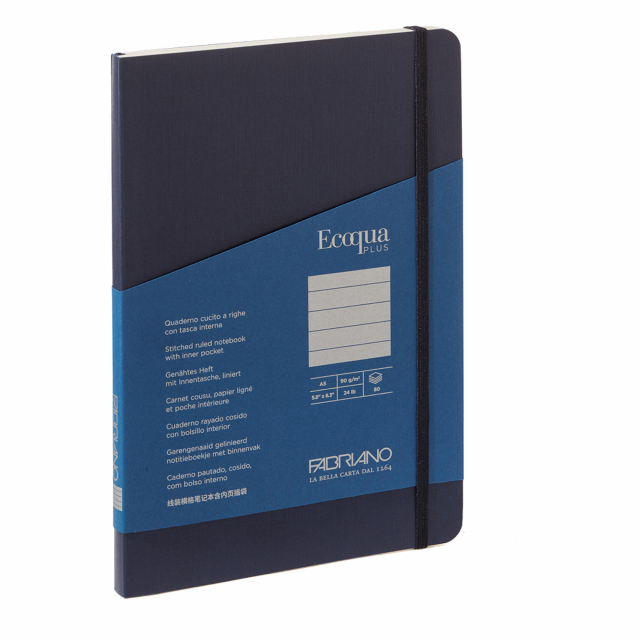 Elegante taccuino con rilegatura cucita a filorefe, apertura a 180°. Dotato di chiusura con elastico e segnalibro abbinato alla copertina. Tasca interna a soffietto in carta. Copertina in cartoncino 290g/m2. 80 fogli interni. Formato A5. Pagine interne di