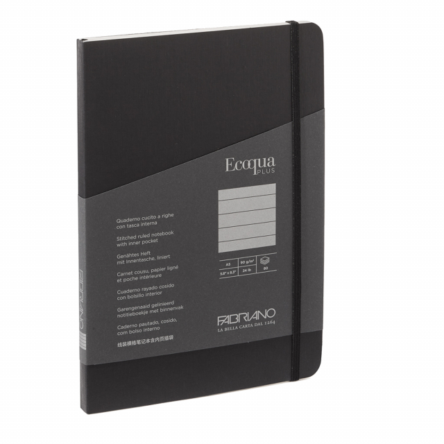 Elegante taccuino con rilegatura cucita a filorefe, apertura a 180°. Dotato di chiusura con elastico e segnalibro abbinato alla copertina. Tasca interna a soffietto in carta. Copertina in cartoncino 290g/m2. 80 fogli interni. Formato A5. Pagine interne di