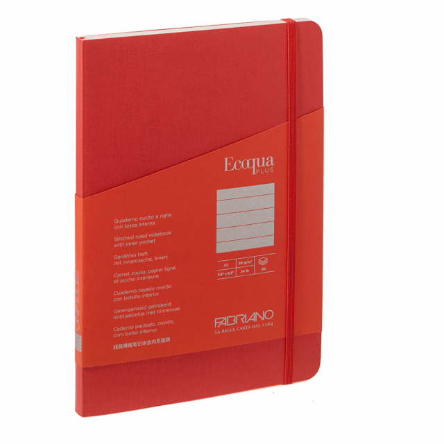 Elegante taccuino con rilegatura cucita a filorefe, apertura a 180°. Dotato di chiusura con elastico e segnalibro abbinato alla copertina. Tasca interna a soffietto in carta. Copertina in cartoncino 290g/m2. 80 fogli interni. Formato A5. Pagine interne di