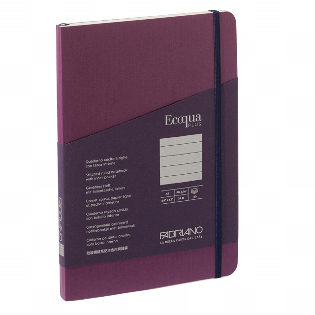 Elegante taccuino con rilegatura cucita a filorefe, apertura a 180°. Dotato di chiusura con elastico e segnalibro abbinato alla copertina. Tasca interna a soffietto in carta. Copertina in cartoncino 290g/m2. 80 fogli interni. Formato A5. Pagine interne di