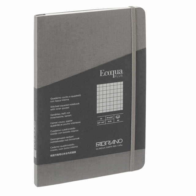 Elegante taccuino con rilegatura cucita a filorefe, apertura a 180°. Dotato di chiusura con elastico e segnalibro abbinato alla copertina. Tasca interna a soffietto in carta. Copertina in cartoncino 290g/m2. 80 fogli interni. Formato A5. Pagine interne di