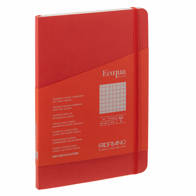 Elegante taccuino con rilegatura cucita a filorefe, apertura a 180°. Dotato di chiusura con elastico e segnalibro abbinato alla copertina. Tasca interna a soffietto in carta. Copertina in cartoncino 290g/m2. 80 fogli interni. Formato A5. Pagine interne di