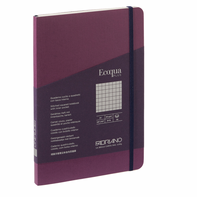 Elegante taccuino con rilegatura cucita a filorefe, apertura a 180°. Dotato di chiusura con elastico e segnalibro abbinato alla copertina. Tasca interna a soffietto in carta. Copertina in cartoncino 290g/m2. 80 fogli interni. Formato A5. Pagine interne di