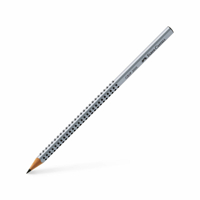 Matita di grafite di alta qualità. Matita ergonomica con fusto triangolare laccato con vernice a base d’acqua e impugnatura grip antiscivolo in gomma per una scrittura più confortevole. 
Dotata di mina fissata al fusto con sistema brevettato SV che ne pro