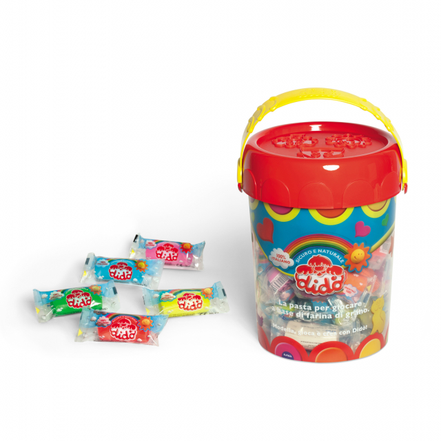 PASTA PER GIOCARE MORBIDA,FATTA CON INGREDIENTI NATURALI. È INNOCUA E NON MACCHIA. Vaso espositore con coperchio a pressione e maniglia, studiato per la vendita dei salsicciotti sfusi. L’imballo contiene al suo interno 1 vaso con 50 salsicciotti ed una ri