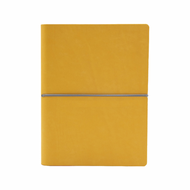 Taccuino con copertina in sintetico effetto liscio. Morbida, resistente e flessibile. Chiusura con elastico orizzontale. Carta riciclata colore avorio. Fatto a mano in Italia.