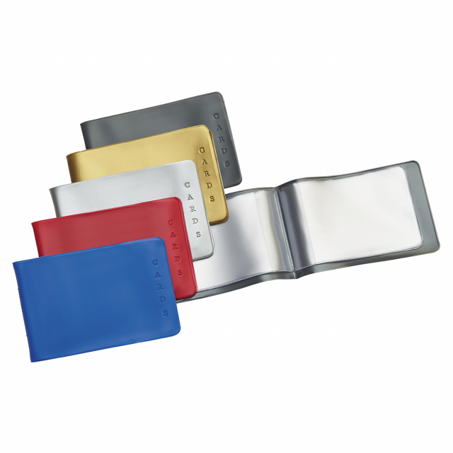 Custodia cards, realizzate in PVC in 5 colori assortiti. Dotate di 6 tasche interne semi-trasparenti. Formato utile 8,5x5,4cm. Confezione da 25 custodie. Made in Italy