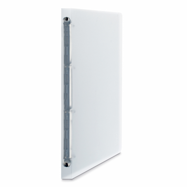 Realizzati in polipropilene traslucido, 100% riciclato. Copertina flessibile, dalla moderna texture "ghiaccio". Meccanismo a 4 anelli tondi. Colore Bianco. Formato utile 22x30cm. Formato esterno 28x32cm. 4 anelli da 30mm. Made in Italy.