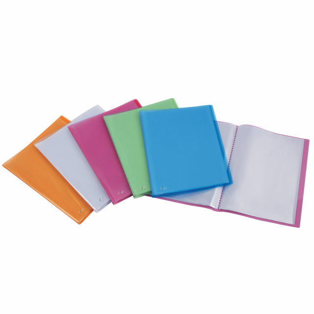 Realizzati in polipropilene trasparente colorato con copertina flessibile e speciale finitura rigata. Buste interne con finitura buccia d’arancia anti-riflesso. Disponibili in 5 colori: arancio, fucsia, verde, azzurro e neutro. Formato interno 22x30cm. Ma