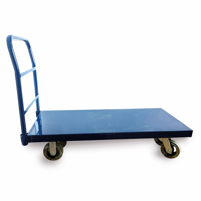 Carrello piatto prodotto in lamiera rinforzata e una sponda in acciaio. Verniciato di color blu con quattro ruote di cui due girevoli e due fisse. Portata massima 500 kg. Dimensioni: 90x60x121cm.Articolo destinato ad esclusivo uso domestico. Non adatto ad