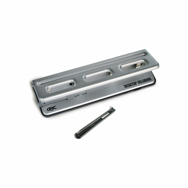 Rilegatrice a pettine 4 denti. Perfora max 20 fogli per volta. Rilega fino a 200 fg in un documento con finitura piatta. Utilizza pettini a 4 denti. I pettini sono riapribili. Dimensioni in mm: 90x315x110. Peso: 1,5kg.